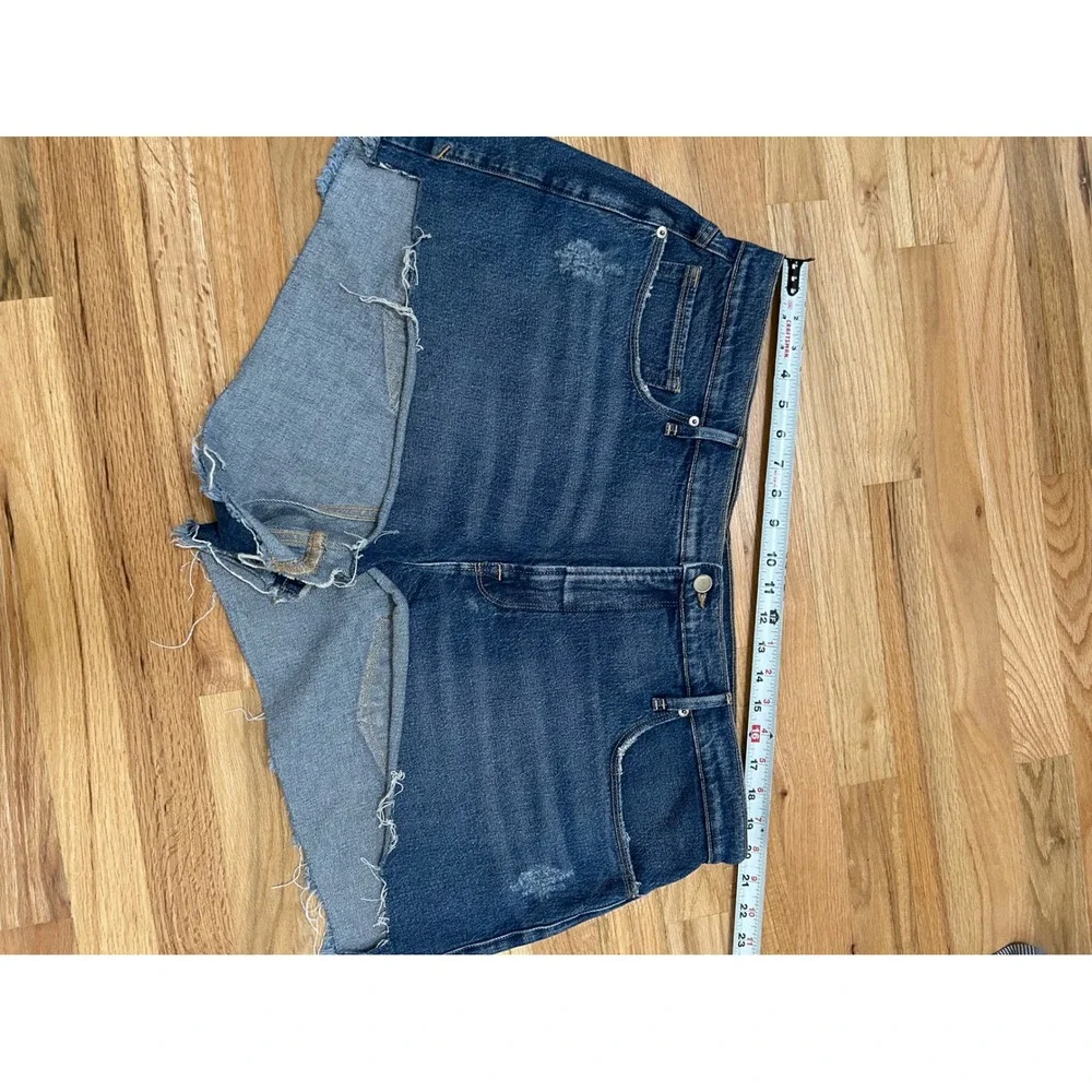Good American High Waisted Distressed Denim Shorts Medium Wash Raw Hem Size 16